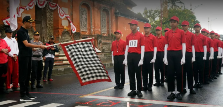 Memeriahkan HUT ke-81 Kemerdekaan RI, Wakil Bupati Klungkung, Tjokorda Gde Surya Putra, melepas Lomba Gerak Jalan 8 KM tingkat SMP Putra di depan Puri Agung Klungkung