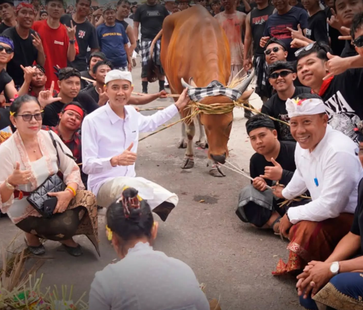 Desa Adat Besang Kawan Tohjiwa, Kelurahan Semarapura Kaja, menggelar tradisi sakral Mecaru Mejaga-Jaga, Ritual caru agung ini dihadiri langsung oleh Wakil Bupati Klungkung
