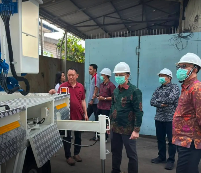 Bupati Klungkung, I Made Satria, meninjau langsung fasilitas produksi PT Berkat Anugrah Raya di Surabaya