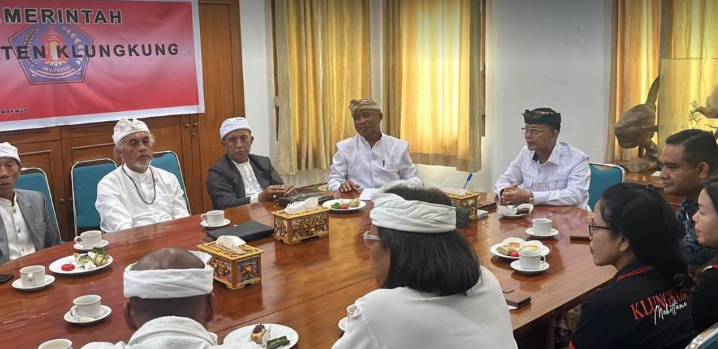 Bupati Klungkung, I Made Satria menerima Panitia Pura Ulun Danu Batur, Songan Kintamani di ruang rapat Kantor Bupati Klungkung
