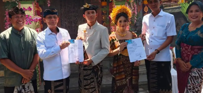 Bupati Klungkung, I Made Satria bersama Wakil Bupati Klungkung, Tjokorda Gde Surya Putra menghadiri undangan pernikahan sekaligus menyerahkan Akta Perkawinan “Kawismara”