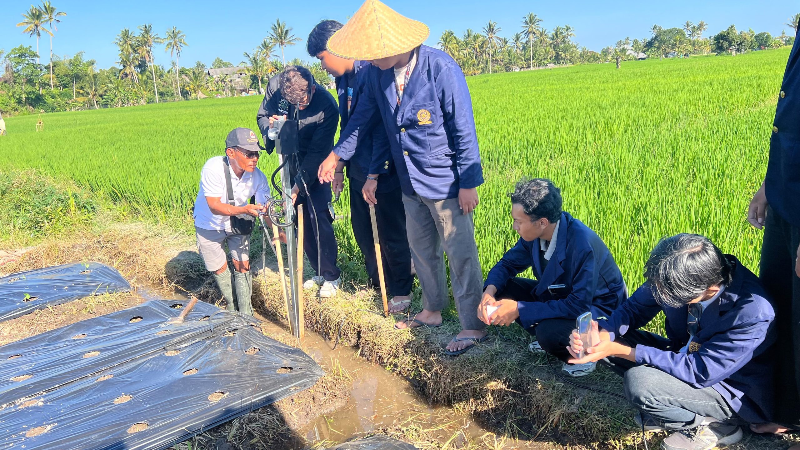 Mahasiswa FMIPA UNUD Hadirkan AGRI-MOTION, Teknologi Smart Farming untuk Pertanian Berkelanjutan di Desa Nyanglan