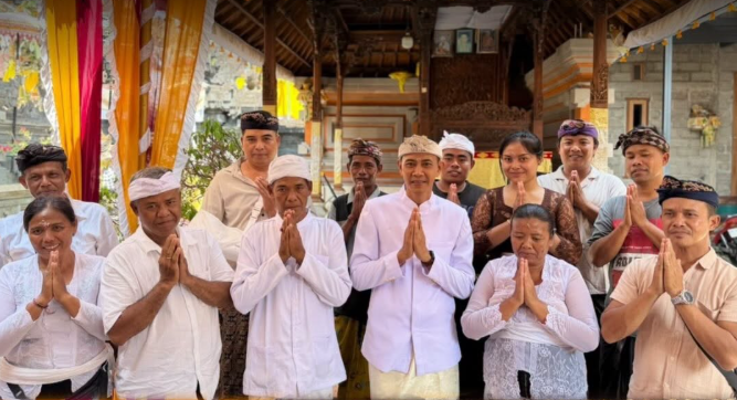 Bertepatan dengan rahina Bude Cemeng Klawu, Wakil Bupati Klungkung, Tjokorda Gde Surya Putra muspayang sembah bakti serangkaian Pujawali di Pura Melanting, Pasar Semarapura.