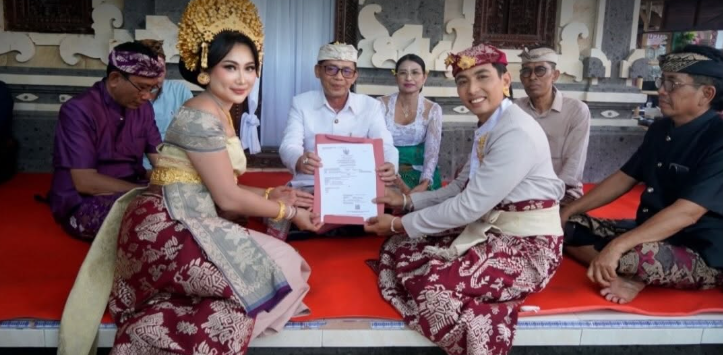 Bupati Klungkung Serahkan Akta Perkawinan Langsung ke Pengantin Lewat Inovasi “Kawismara”.