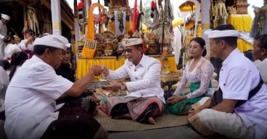 Bupati Klungkung I Made Satria bersama Ny. Eva Satria menghadiri undangan upacara Melaspas Candi Bentar dan Bale Pesamuan di Paibon Arya Wang Bang Pinatih, Desa Adat Pemenang, Desa Nyalian.