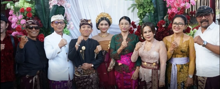 Bupati Klungkung, I Made Satria bersama Ny. Eva Satria menghadiri undangan pernikahan pasangan pengantin Cok Bagus dengan Yunika di Puri Batan Bunut Kecamatan Klungkung dan pasangan pengantin Ida Bagus Gede Indra Saskhara dengan Ida Ayu Intan Pradnyani di Griya Gede, Desa Aan, Kecamatan Banjarangkan.