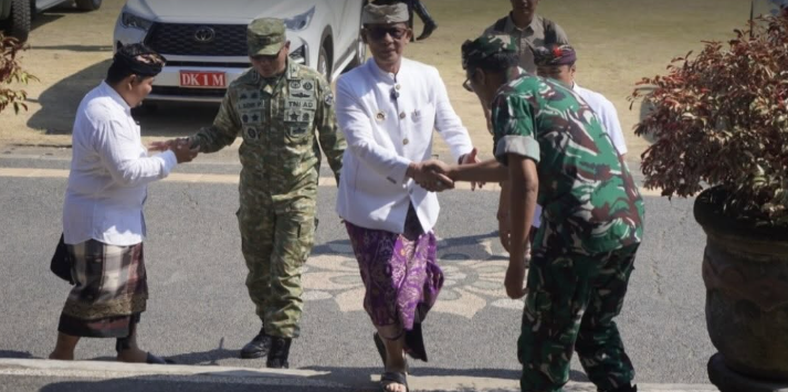 Bupati Klungkung, I Made Satria, menghadiri Deklarasi Damai Pemilihan Perbekel (Pilperkel) Serentak 2026 di Balai Budaya Ida Dewa Agung Istri Kanya.