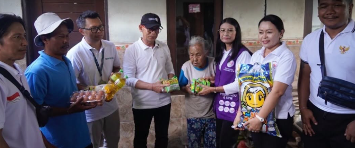 Bupati Klungkung I Made Satria, bersama Ketua TP. PKK Klungkung Ny. Eva Satria, meninjau langsung penyelesaian program Bedah Rumah, Rehab Rumah, serta Sambungan Rumah (SR) air bersih di Desa Tegak, Klungkung.