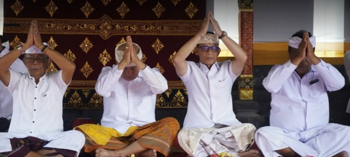 Bupati Klungkung I Made Satria bersama Wakil Bupati Tjokorda Gde Surya Putra menghadiri puncak Karya Mamungkah, Ngenteg Linggih, dan Pedudusan Agung di Pura Desa, Pura Puseh, lan Pura Taman Pucak Sari, Desa Adat Akah.