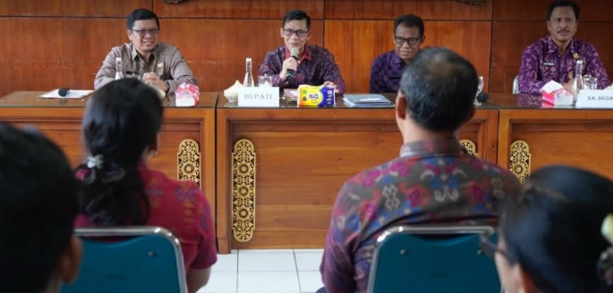Bupati Klungkung, I Made Satria, menghadiri sekaligus memberikan arahan pada Seleksi Tahap III ASN Berprestasi Kabupaten Klungkung Tahun 2026 di Ruang Rapat Widya Mandala, Kantor Bupati Klungkung.