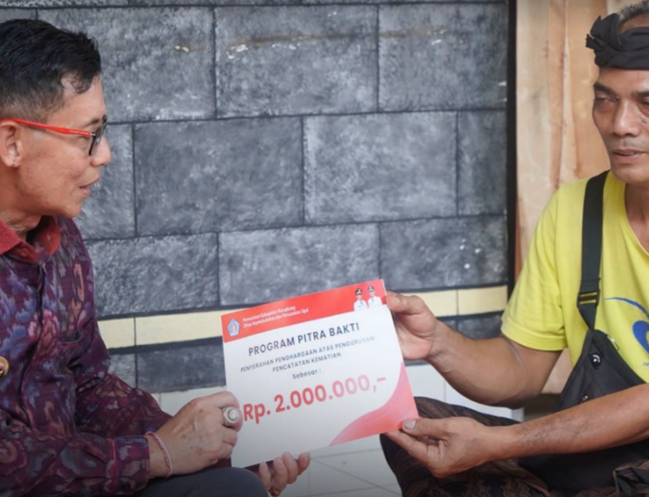 Bupati Klungkung, I Made Satria, melayat ke rumah duka almarhumah Ni Komang Suastini Putri di Lingkungan Pegending, Kelurahan Semarapura Kauh.