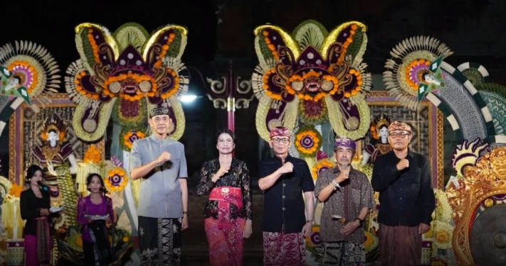 Bupati Klungkung I Made Satria bersama Wakil Bupati Tjokorda Gde Surya Putra resmi membuka ajang seni dan budaya AKSIKU 2026 di Alun-Alun Ida Dewa Agung Jambe.