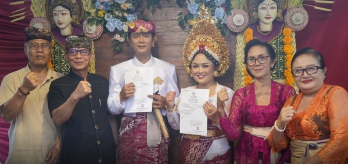 Bupati Klungkung, I Made Satria bersama Wakil Bupati Klungkung, Tjokorda Gde Surya Putra menghadiri undangan pernikahan sekaligus menyerahkan Akta Parkawinan “Kawisamara” kepada pasangan pengantin Cokorda Alit Wirayudha dengan Anak Agung Istri Sarasmitha Dewi di Puri Anyar Semarapura.