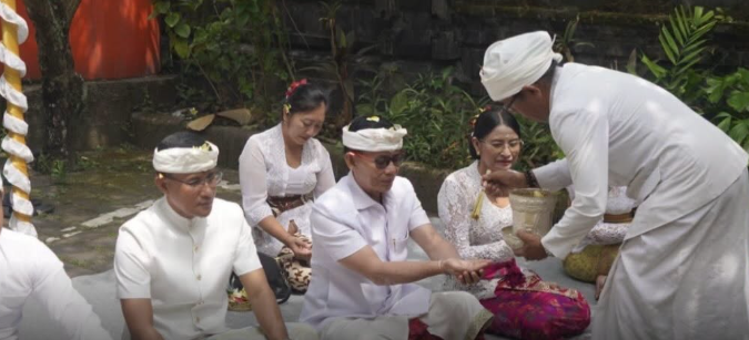 Bupati Klungkung, I Made Satria, didampingi Ny. Eva Satria, menghadiri rangkaian upacara Karya Agung Ngenteg Linggih di Pura Dadia Pasek Gelgel, Banjar Losan, Desa Takmung, Kecamatan Banjarangkan.