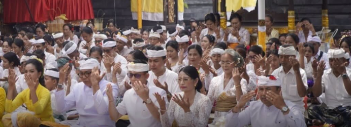 Bupati Klungkung I Made Satria didampingi Ny. Eva Satria menghadiri puncak Karya Ngusaba Segara lan Ngusaba Nini di Pura Segara Desa Adat Kusamba, Kecamatan Dawan.