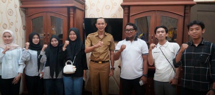 Wakil Bupati Klungkung, Tjokorda Gde Surya Putra, menerima audiensi pengurus Karang Taruna Bahari Desa Kusamba di ruang kerjanya.