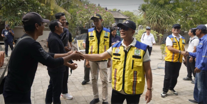 Bupati Klungkung I Made Satria bersama Wakil Bupati Tjokorda Gde Surya Putra meninjau langsung pelaksanaan sejumlah proyek fisik strategis di Kecamatan Nusa Penida.