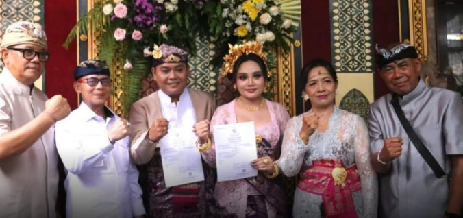 Bupati Klungkung, I Made Satria menghadiri undangan pernikahan sekaligus menyerahkan Akta Perkawinan “Kawismara”.